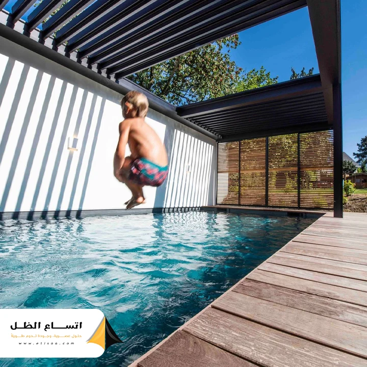 مظلة مسبح بتصميم خشبي فخم ومبتكر يضيف لمسة طبيعية وراقية للمسبح
