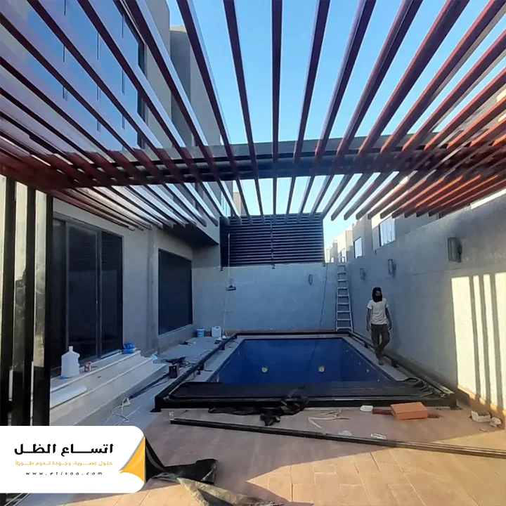 فريق اتساع الظل يقوم بمعاينة دقيقة لموقع مسبح في الدمام لتحديد أفضل تصميم وقياسات للمظلة