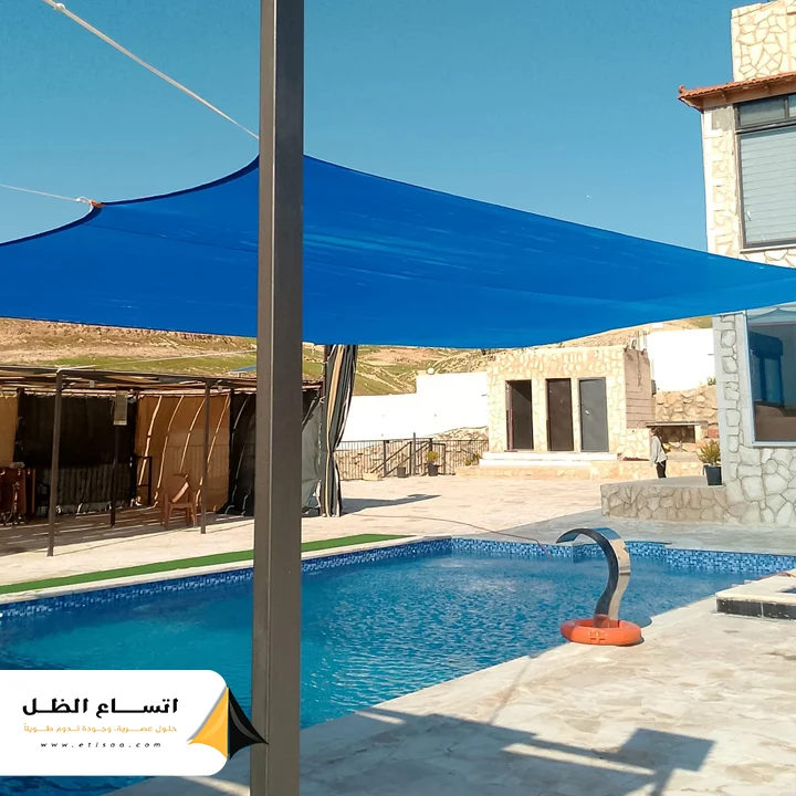 فريق تركيب مظلات مسابح محترف يقوم بتركيب مظلة كبيرة في موقع بالشرقية مع ضمان السلامة والجودة