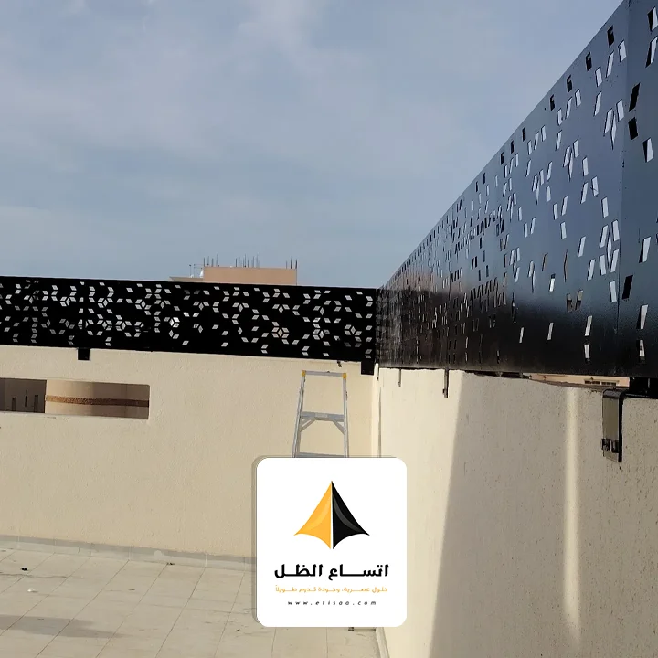 ساتر ليزر حديد بتصميم عصري مثبت على جدار فيلا بالدمام، يوفر خصوصية وأمان عاليين.