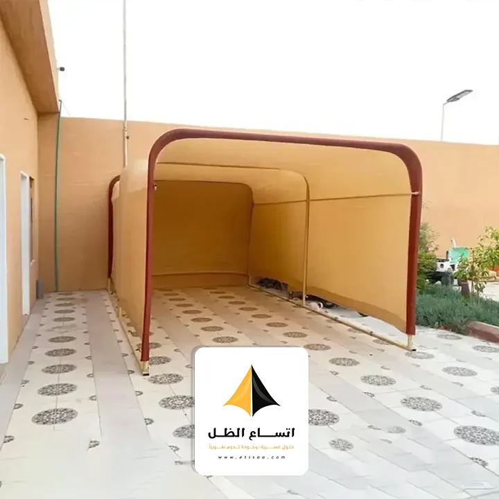 مظلة سيارة متنقلة حديثة ومرنة توفر حماية مثالية للسيارة في فناء المنزل