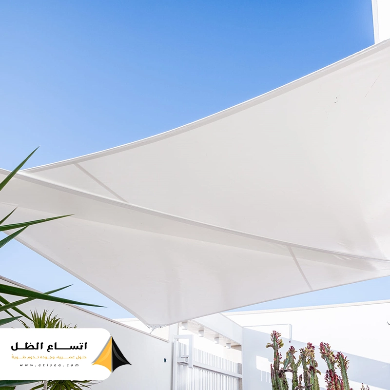 تصميم مظلة حوش من قماش PVC باللون البيج الفاتح